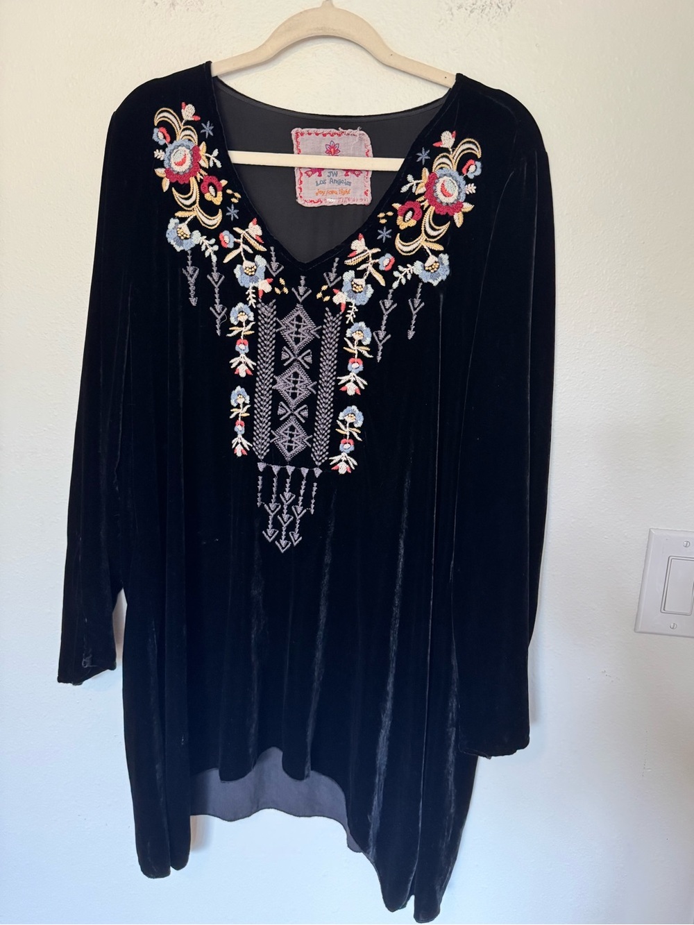 Johnny Was Landon Embroidered Tunic V Neck Black Silk Embroidered Large? EUC - Picture 2 of 6